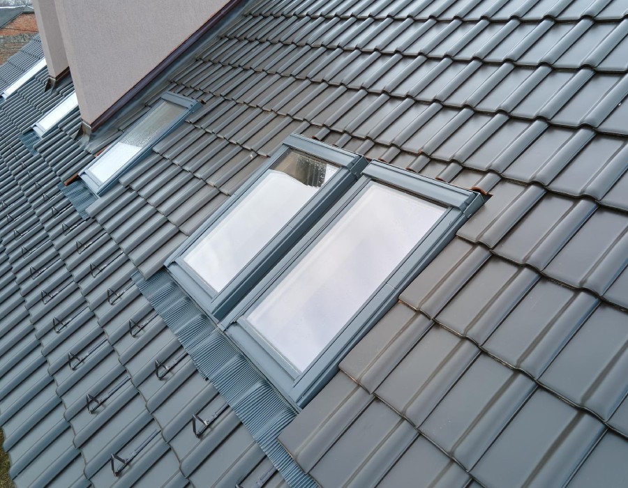 Installation d’une fenêtre de toit pour apporter de la lumière aux combles Pose de fenêtre de toit à Luçon